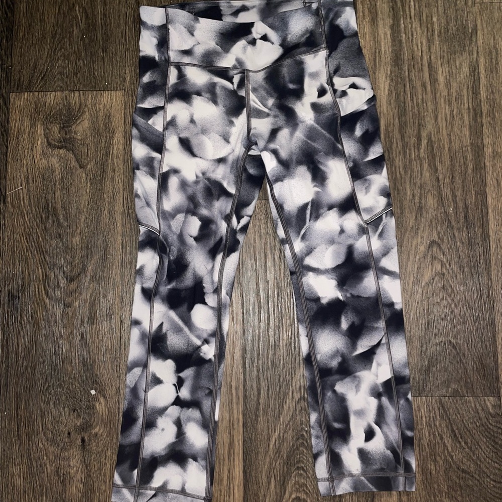 Lululemon Black and White Pattern Women's size 4 Crop Leggings 21”